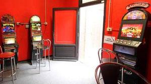 Rapina in una sala giochi, spruzzano del profumo negli occhi come arma