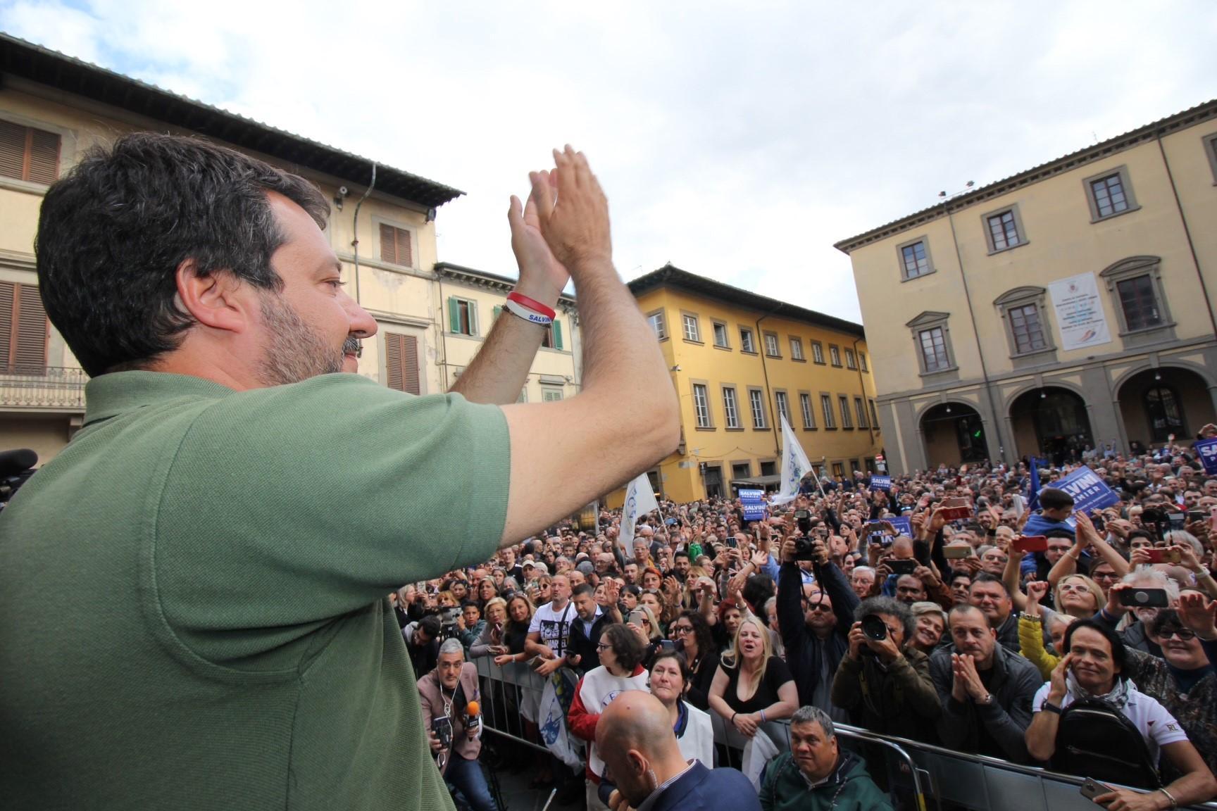 Matteo Salvini in piazza del Comune a Prato (foto Batavia)