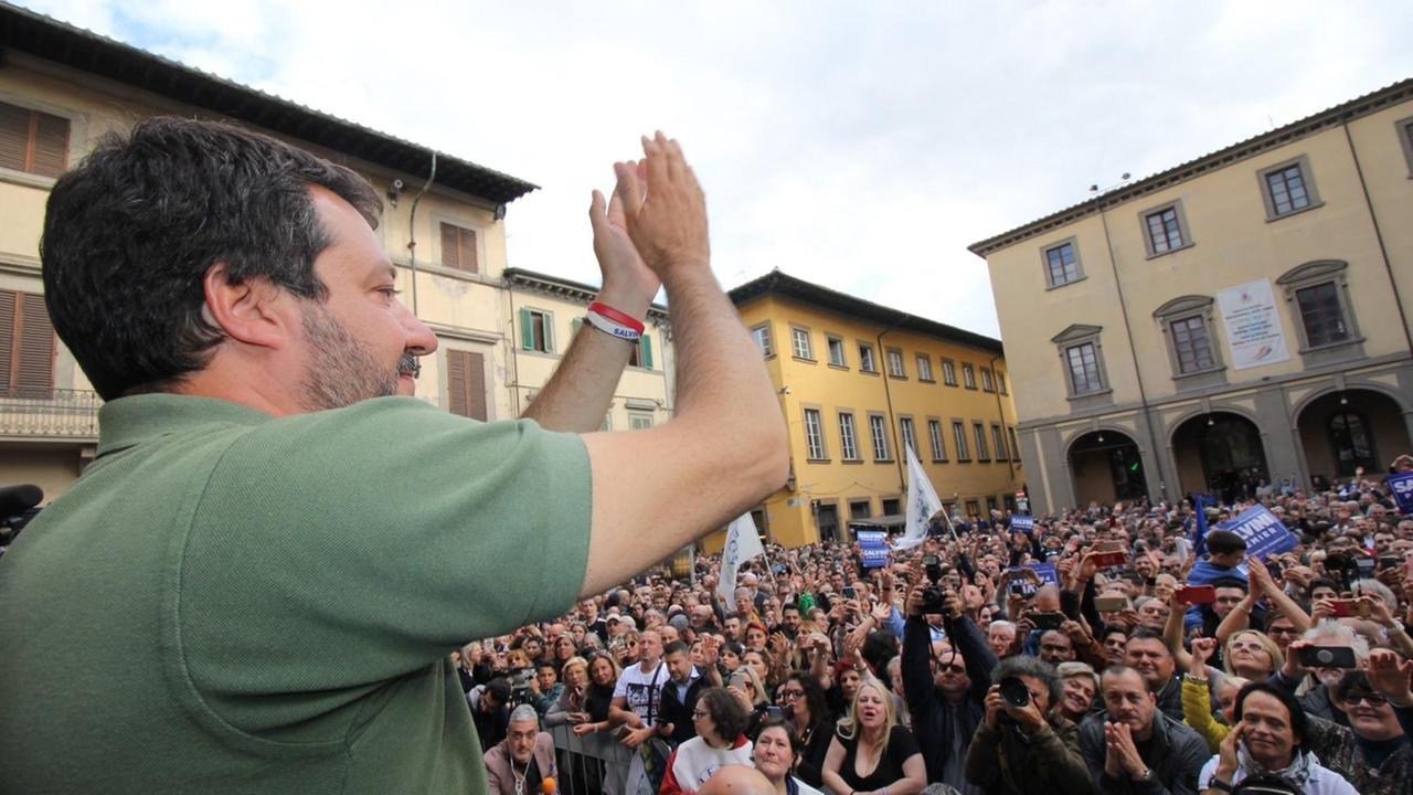 Matteo Salvini in piazza del Comune a Prato (foto Batavia)