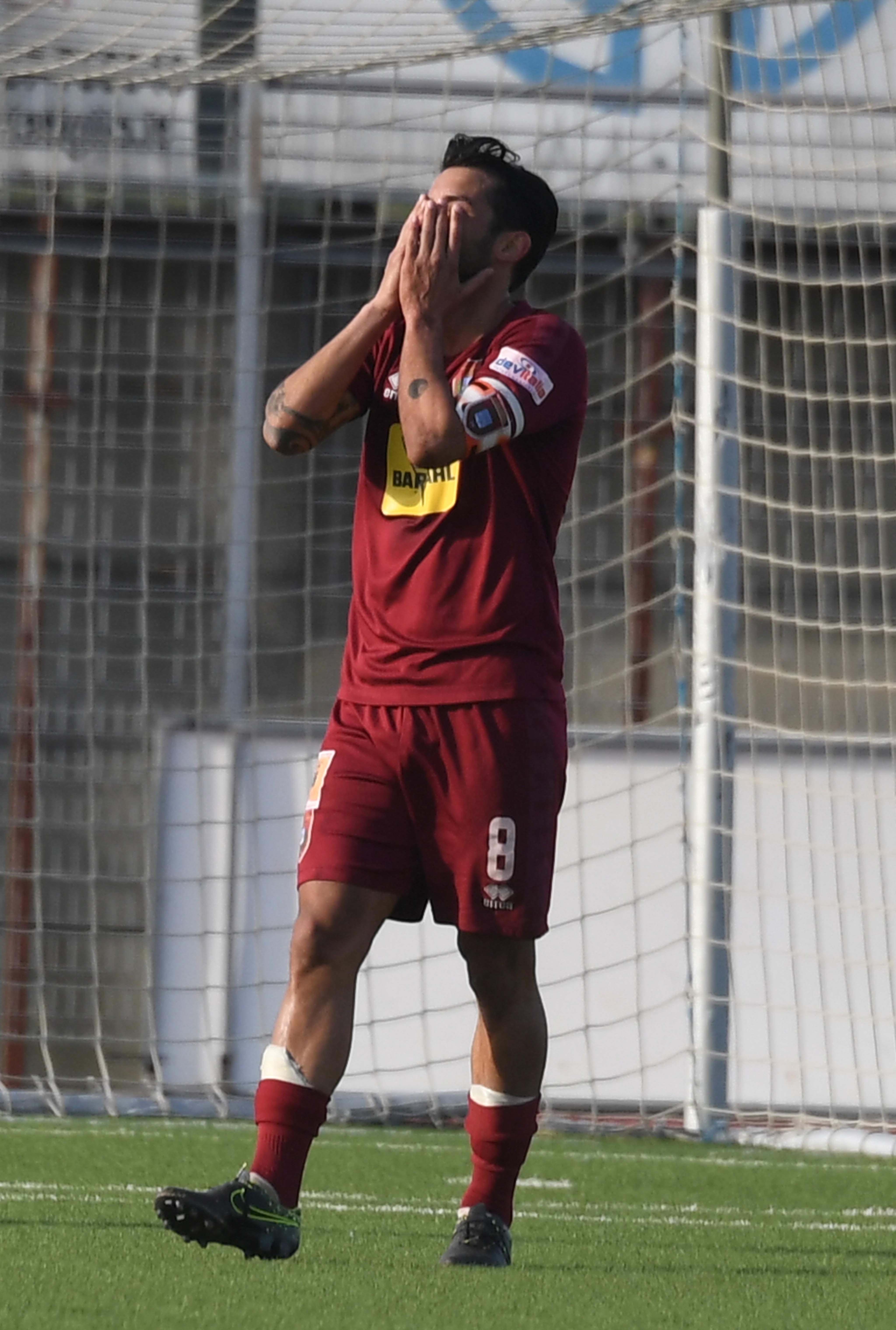 La disperazione del capitano del Pontedera, Andrea Caponi (Foto di Franco Silvi)
