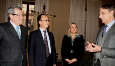 L'ambasciatore cinese a Prato: accordi e scambi di doni