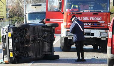 Incidente spettacolare, chiusa la via Romana
