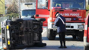 Incidente spettacolare, chiusa la via Romana