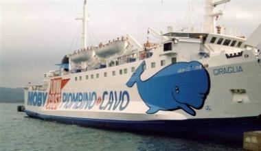 Traghetto in manovra sbatte contro la banchina, due feriti