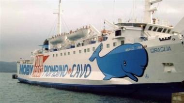 Traghetto in manovra sbatte contro la banchina, due feriti
