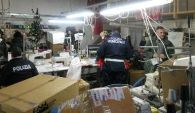 Una troupe della Nbc riprende i controlli alle confezioni cinesi