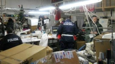 Una troupe della Nbc riprende i controlli alle confezioni cinesi