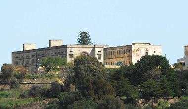 Tre agenti aggrediti da un detenuto nel carcere di Porto Azzurro