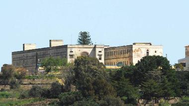 Tre agenti aggrediti da un detenuto nel carcere di Porto Azzurro