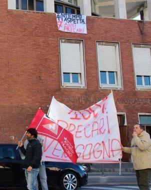La contestazione dei precari in via San Giovanni 
