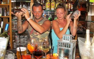 Barman dietro al bancone 