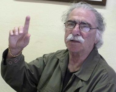 Lo scrittore Afo Sartori durante unintervista  