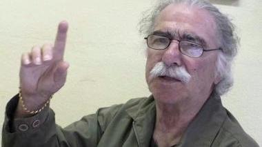 Lo scrittore Afo Sartori durante un’intervista