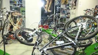 Il negozio di bici subito dopo il furto