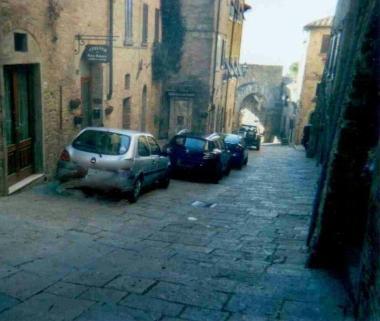 Macchine parcheggiate dentro la porta etrusca 