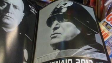 <b>CALENDARIO 2012.</b> In molte edicole il Duce ha spopolato