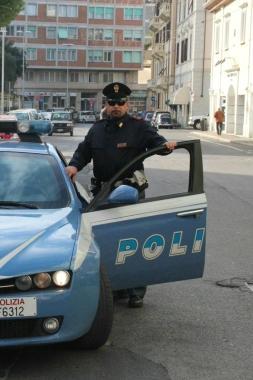Un agente delle volanti al lavoro 