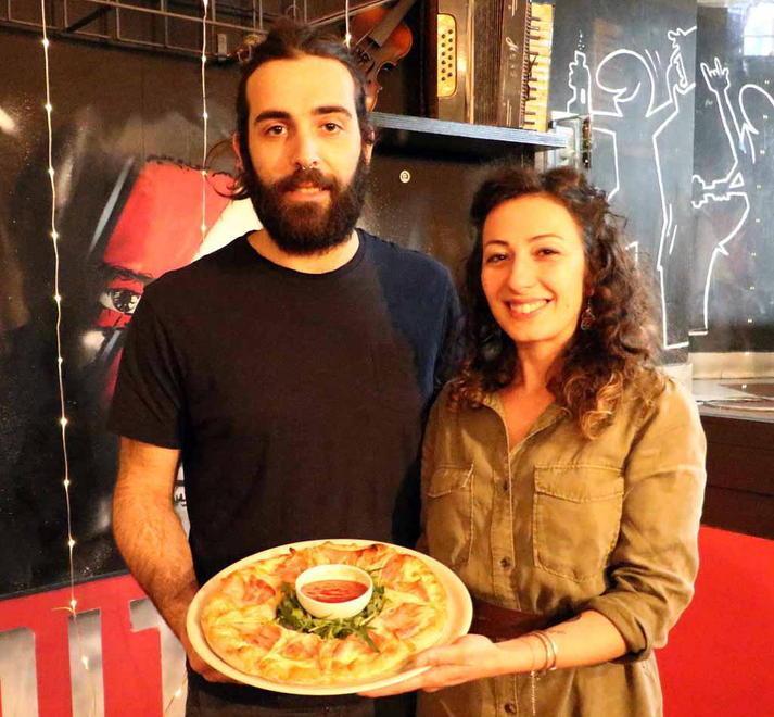 La pizza è “scomposta” ma anche guarnita con gorgonzola e pere