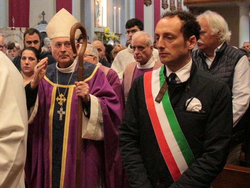 Migliaia di persone per l’ultimo abbraccio a don Beniamino 