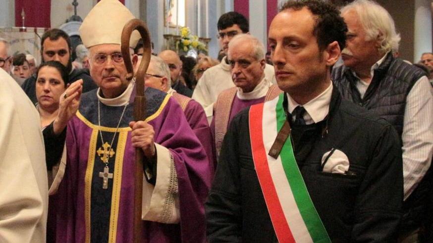 Migliaia di persone per l’ultimo abbraccio a don Beniamino