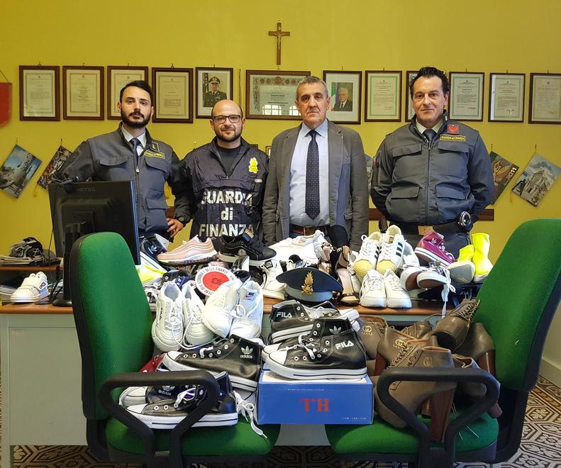 Grazie a Internet commerciava scarpe di marca (ma false) 