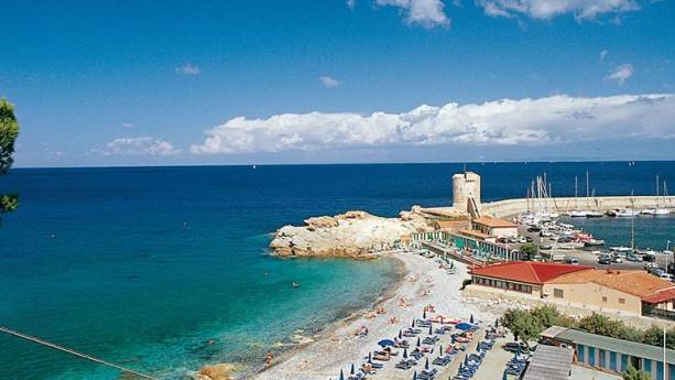 Al top la spiaggia della Fenicia e il porto turistico
