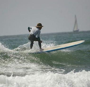 Un surfista durante un allenamento 