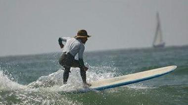Un surfista durante un allenamento