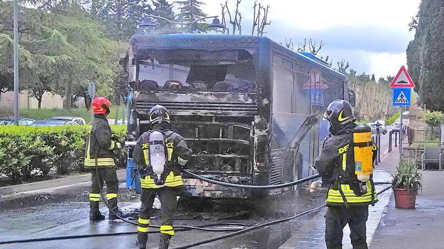 Va in fiamme pullman della Tiemme Gli studenti erano scesi poco prima
