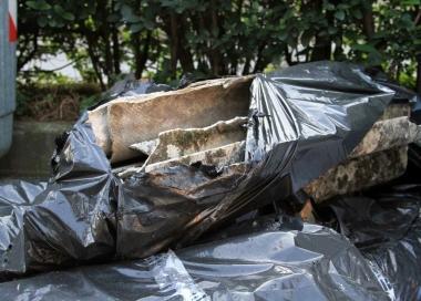 I resti di Eternit abbandonati vicino al cassonetto 
