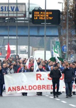 Operai Breda in corteo sulla tangenziale    