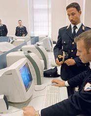 Agenti della Polposta al computer 