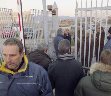 Operai allingresso del cantiere 