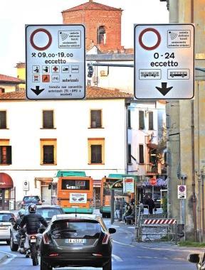 Il varco daccesso alla zona a traffico limitato in piazza San Francesco da via del Molinuzzo I permessi 2011 sono stati prorogati fino a febbraio 