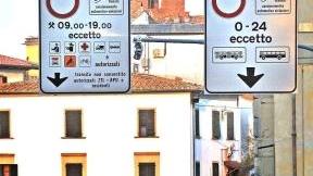 Il varco d’accesso alla zona a traffico limitato in piazza San Francesco da via del Molinuzzo I permessi 2011 sono stati prorogati fino a febbraio