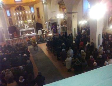 La messa funebre nella chiesa di San Bartolomeo a Cutigliano 