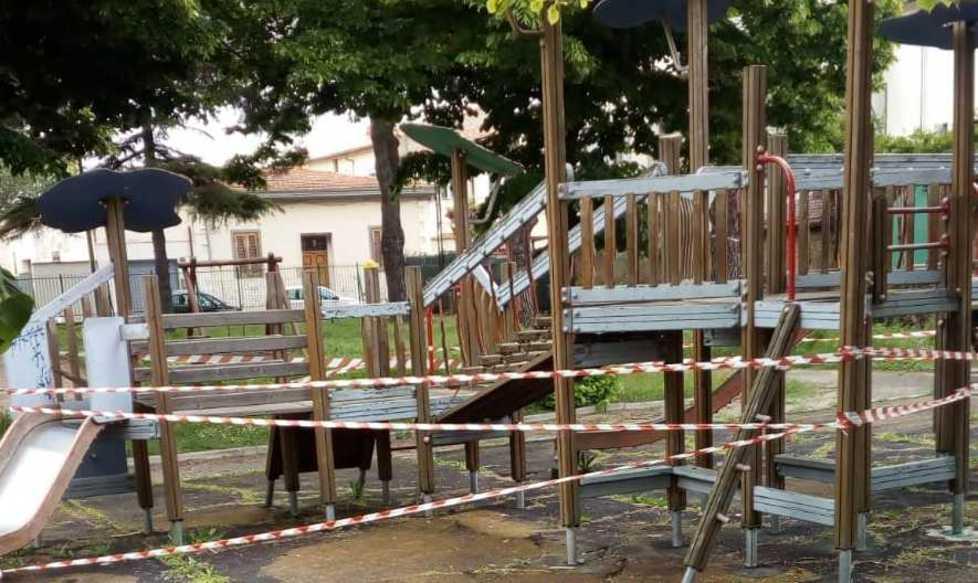 Romiti: «Nel parchino chiodi e legno marcio» E i pompieri lo chiudono