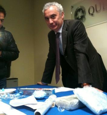 Il vicequestore Francesco Nannucci mostra la droga sequestrata dai suoi uomini nel corso delle indagini sullo spaccio  