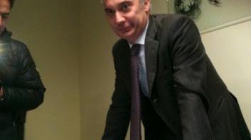 Il vicequestore Francesco Nannucci mostra la droga sequestrata dai suoi uomini nel corso delle indagini sullo spaccio