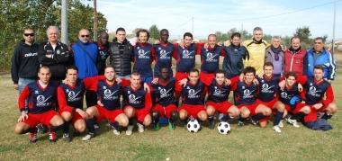 Da sinistra Luccini (Asd 46&ordf;), Manzella (Drink Team Cascina) e Balestri (Pubblica Assistenza); sotto tutti i componenti della squadra del Socip Alberone  