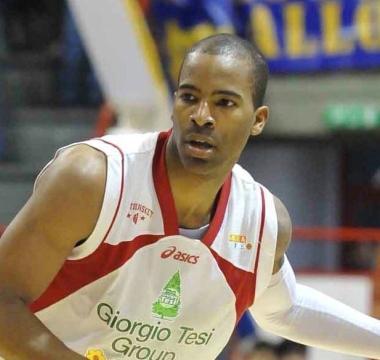 Sopra linfortunato Donte Mathis A destra Bobby Jones in azione   