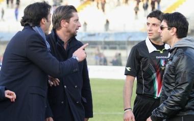 Paolo Toccafondi e Mario Masini mentre discutono con larbitro a fine partita A sx, lespulsione di Esposito      