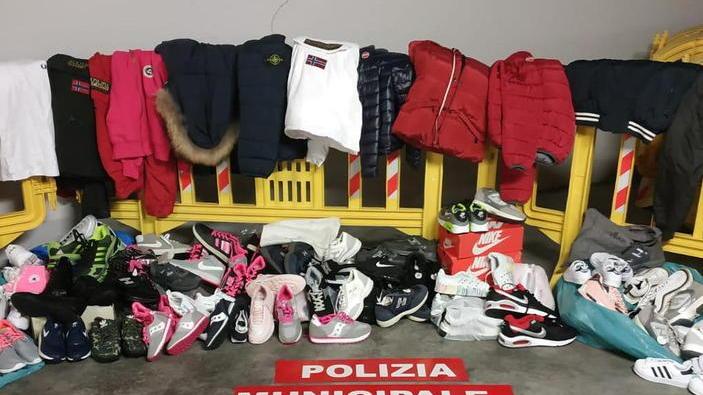 Scarpe e felpe contraffatte magazzino scoperto a Tirrenia