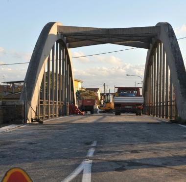 Il ponte chiuso per lavori lungo lArnaccio 