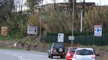 Certelloni pubblicitari a Montignoso