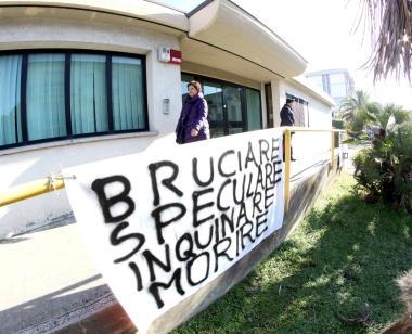 Gli striscioni posizionati dai cittadini che chiedono giustizia  