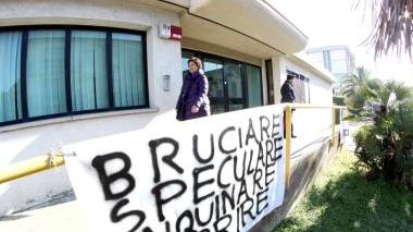 Gli striscioni posizionati dai cittadini che chiedono giustizia