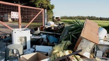 In alto l’ex centro di raccolta al Felciaione invaso dai rifiuti Sotto com’è oggi