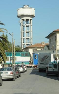 Il passaggio a livello che divide Putignano 