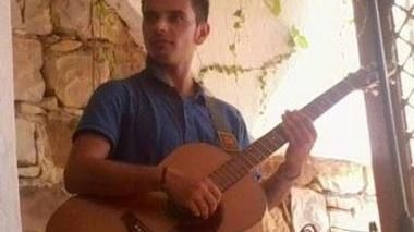 Diego Esposito con la sua chitarra